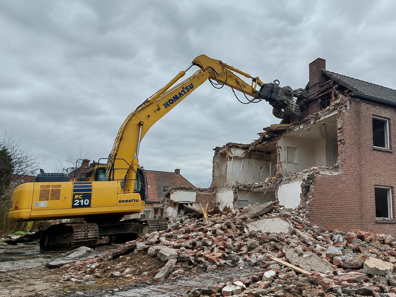 Graafmachine van ASW Bouwgroep op een afbraakwerf in regio Antwerpen