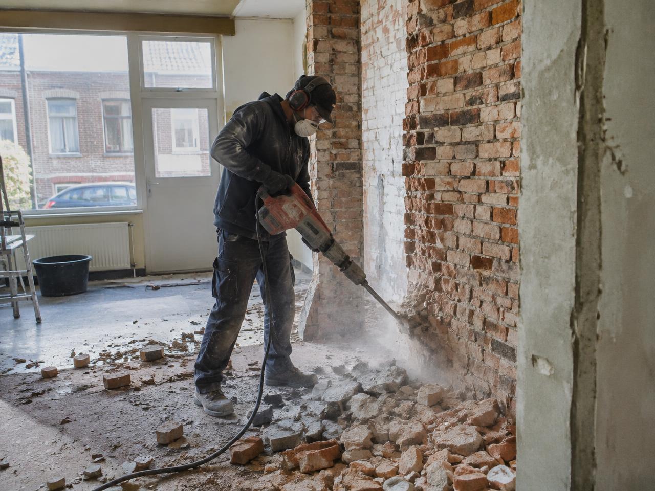 Uitgebroken binnenmuur in een rijwoning