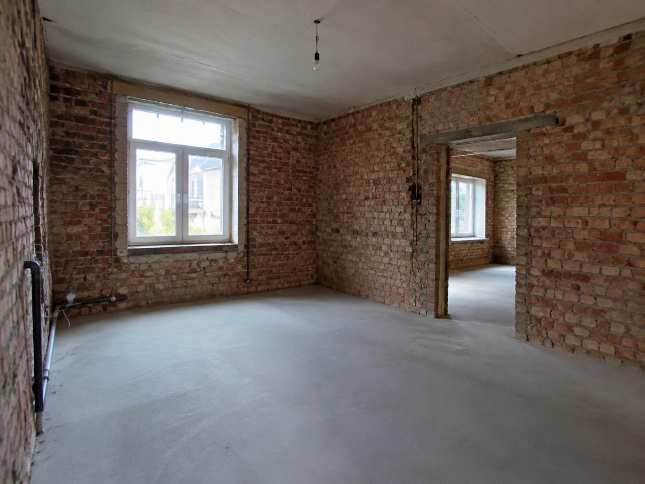 Gestripte woning, casco klaar voor renovatie