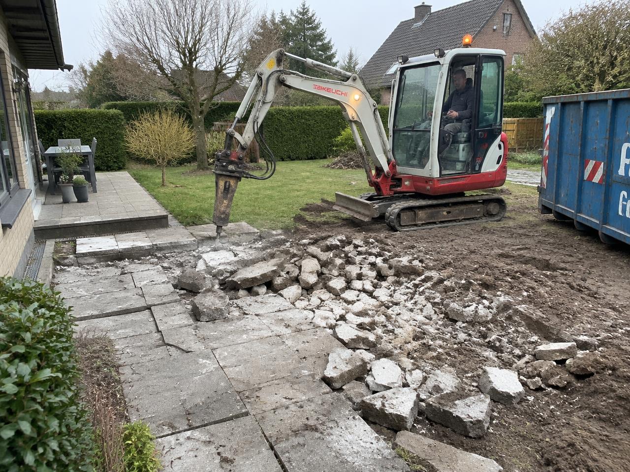 Terras en oprit vóór het uitbreken